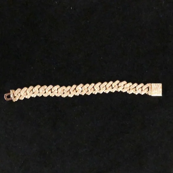 Elegant Gold Bracelet with Crystal Accents - Picture 3 of 10
